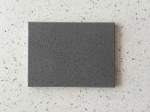 Counter dapur kuarsa abu-abu, kesombongan dan ubin