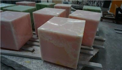 Meja Samping Kubus Alas Onyx Merah Muda